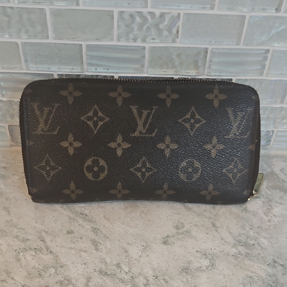 Authentic Louis Vuitton Tan and Brown Monogram Zipper Wallet 8x4 - Picture 6 of 16